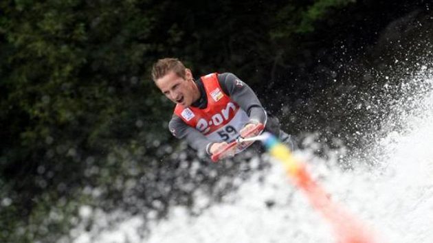 Skokan na lyžích Jakub Janda lyžoval na vodě Skokan na lyžích Jakub Janda lyžoval na vodě