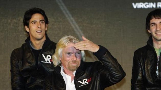 Richard Branson, majitel stáje Virgin Racing, s piloty Timo Glockem (vlevo) a Lucasem Di Grassim (vpravo) Richard Branson, majitel stáje Virgin Racing, s piloty Timo Glockem (vlevo) a Lucasem Di Grassim (vpravo)