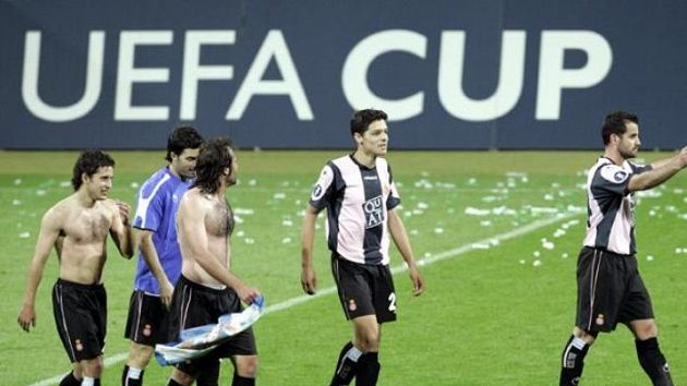 Hráči Espaňolu oslavují po vítězném utkání semifinále Poháru UEFA proti Werderu Brémy. Hráči Espaňolu oslavují po vítězném utkání semifinále Poháru UEFA proti Werderu Brémy.
