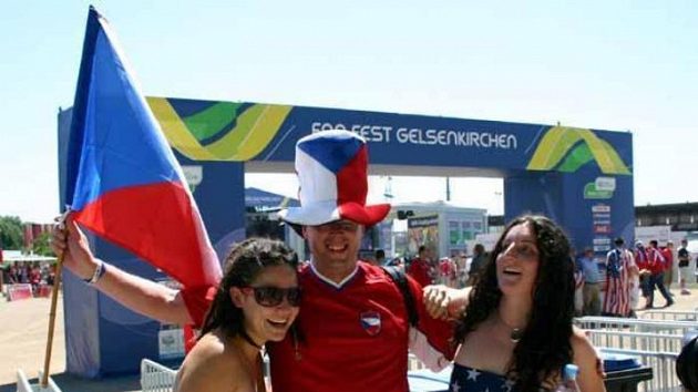 Český fanoušek se fotí se dvěma příznivkyněmi USA. Český fanoušek se fotí se dvěma příznivkyněmi USA.