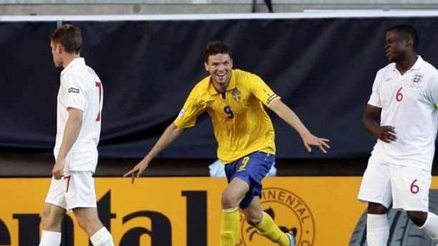 Švédský fotbalista do 21 let Marcus Berg oslavuje gól v semifinále ME proti Anglii. Švédský fotbalista do 21 let Marcus Berg oslavuje gól v semifinále ME proti Anglii.