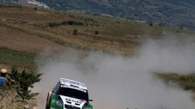 Jan Kopecký s vozem Škoda Fabia S2000 na trati Italské rallye na Sardinii. Jan Kopecký s vozem Škoda Fabia S2000 na trati Italské rallye na Sardinii.