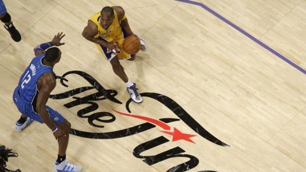Hvězda Los Angeles Kobe Bryant se chystá přejít přes Dwighta Howarda z Orlanda ve finále NBA Hvězda Los Angeles Kobe Bryant se chystá přejít přes Dwighta Howarda z Orlanda ve finále NBA