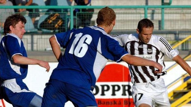Luboš Reiter z Artmedie (vpravo) a hráči Dynama Minsk Kiryl Pauljučak (uprostřed) a Siarhei Pavlikovich v utkání 2. předkola Poháru UEFA. Luboš Reiter z Artmedie (vpravo) a hráči Dynama Minsk Kiryl Pauljučak (uprostřed) a Siarhei Pavlikovich v utkání 2. předkola Poháru UEFA.