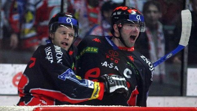 Jiří Dopita (uprostřed) ze Znojma se raduje ze své jubilejní padesáty branky v play-off. Jiří Dopita (uprostřed) ze Znojma se raduje ze své jubilejní padesáty branky v play-off.
