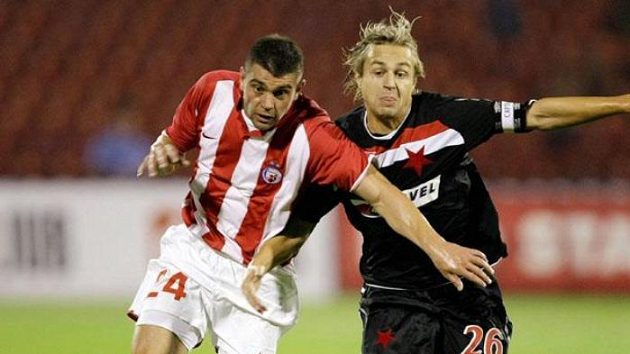 Kapitán Slavie Jaroslav Černý bojuje o míč s fotbalistou CZ Bělehrad Pavle Ninkovem. Kapitán Slavie Jaroslav Černý bojuje o míč s fotbalistou CZ Bělehrad Pavle Ninkovem.