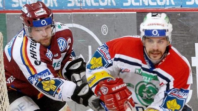 František Ptáček z domácí Sparty (vlevo) a Tomáš Rolinek z Pardubic ve čtvrtém utkání finále play-off hokejové extraligy. František Ptáček z domácí Sparty (vlevo) a Tomáš Rolinek z Pardubic ve čtvrtém utkání finále play-off hokejové extraligy.