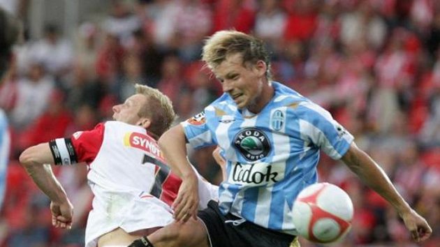 Jan Chramosta z Mladé Boleslavi (vpravo) v souboji se Stanislavem Vlčkem ze Slavie Jan Chramosta z Mladé Boleslavi (vpravo) v souboji se Stanislavem Vlčkem ze Slavie