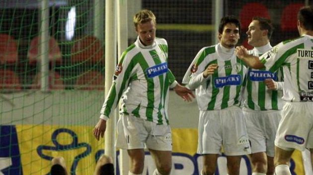 Fotbalisté Bohemians Praha se radují z gólu Fotbalisté Bohemians Praha se radují z gólu
