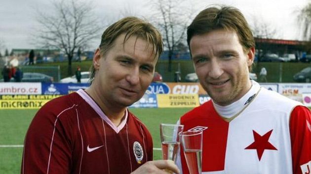 Sparťan Horst Siegl a slávista Vladimír Šmicer po tradičním silvestrovském derby Sparťan Horst Siegl a slávista Vladimír Šmicer po tradičním silvestrovském derby