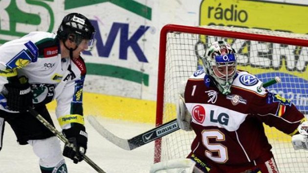 Michal Sup z Mladé Boleslavi (v bílém) se snaží překonat brankáře Sparty Petra Přikryla. Michal Sup z Mladé Boleslavi (v bílém) se snaží překonat brankáře Sparty Petra Přikryla.