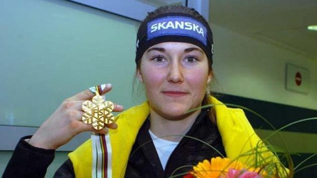 Šárka Záhrobská s medailí po příletu z mistrovství světa. Šárka Záhrobská s medailí po příletu z mistrovství světa.