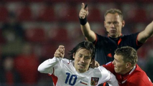 Tomáš Rosický (vlevo) bojuje o míč s polským fotbalistou Macejem Iwanskim. Tomáš Rosický (vlevo) bojuje o míč s polským fotbalistou Macejem Iwanskim.