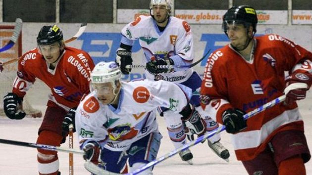 Hokejisté Chomutova v souboji s Olomoucí Hokejisté Chomutova v souboji s Olomoucí