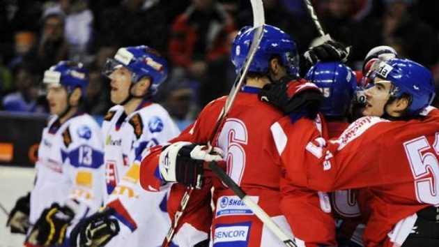 Čeští hokejisté oslavují gól Jakuba Černého v přátelském utkání na Slovensku. Čeští hokejisté oslavují gól Jakuba Černého v přátelském utkání na Slovensku.