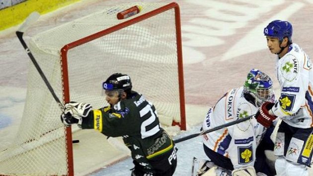 Kladenští hokejisté František Kaberle a brankář Miroslav Kopřiva přihlížejí radosti karlovarského Lukáše Pecha. Kladenští hokejisté František Kaberle a brankář Miroslav Kopřiva přihlížejí radosti karlovarského Lukáše Pecha.
