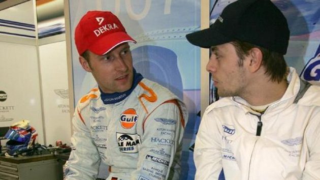 Jan Charouz (vpravo) diskutuje se Stefanem Mückem při tréninku na 24 hodin Le Mans. Jan Charouz (vpravo) diskutuje se Stefanem Mückem při tréninku na 24 hodin Le Mans.