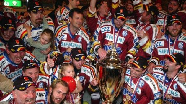 Hokejisté Sparty začnou obhajovat titul prvním zápasem 14. září. Hokejisté Sparty začnou obhajovat titul prvním zápasem 14. září.