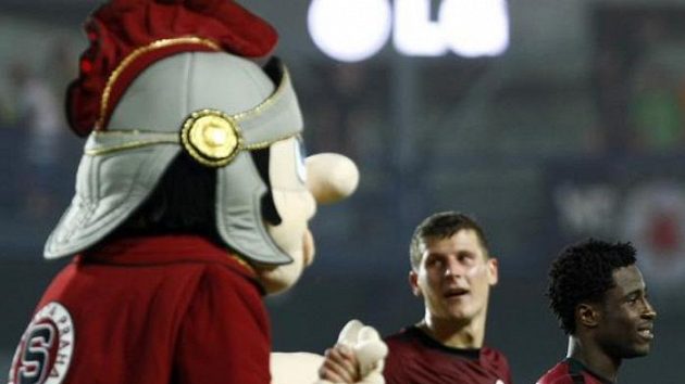 Fotbalisté Sparty se radují spolu s maskotem z postupu do skupinové fáze Evropské ligy přes Maribor. Fotbalisté Sparty se radují spolu s maskotem z postupu do skupinové fáze Evropské ligy přes Maribor.