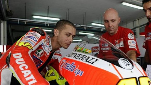 Valentino Rossi (vlevo) na archivním snímku. Valentino Rossi (vlevo) na archivním snímku.