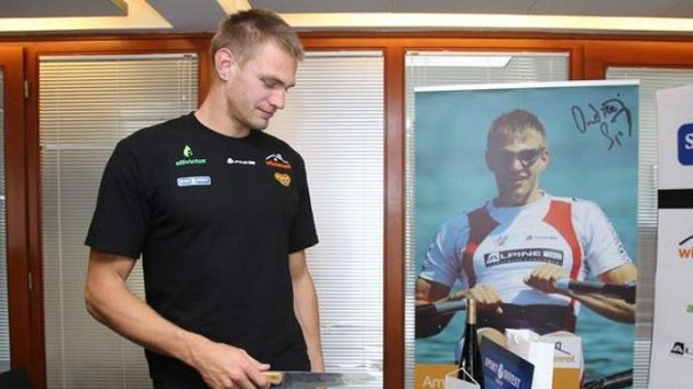 Skifař Ondřej Synek se chystá rozkrojit dort, který dostal k 28. narozeninám. Skifař Ondřej Synek se chystá rozkrojit dort, který dostal k 28. narozeninám.
