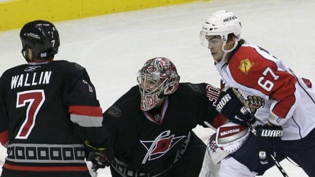 Michael Frolík z Floridy (vpravo) vstřelil v zápase s Carolinou jeden gól. Michael Frolík z Floridy (vpravo) vstřelil v zápase s Carolinou jeden gól.