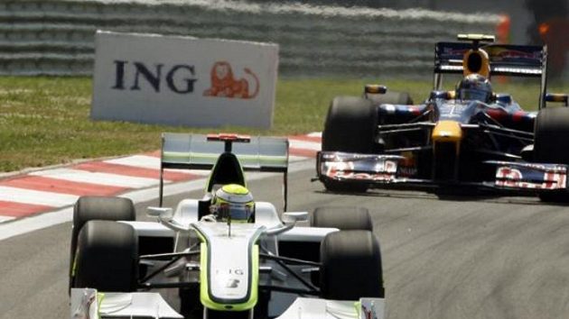 Sebastian Vettel s vozem Red Bull (vzadu) pronásleduje Jensona Buttona z týmu Brawn GP při Velké ceně Turecka. Sebastian Vettel s vozem Red Bull (vzadu) pronásleduje Jensona Buttona z týmu Brawn GP při Velké ceně Turecka.
