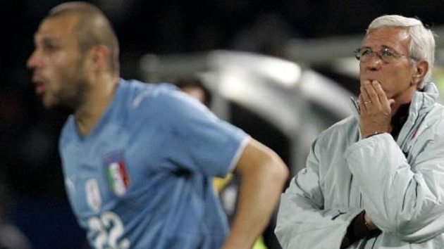 Trenér Itálie Marcello Lippi (vpravo) Trenér Itálie Marcello Lippi (vpravo)