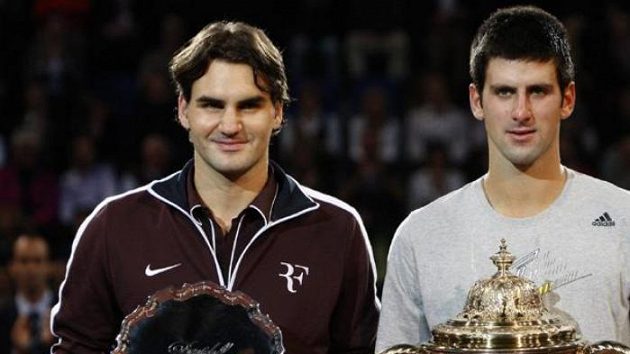 Roger Federer (vlevo) a Novak Djokovič na archivním snímku Roger Federer (vlevo) a Novak Djokovič na archivním snímku