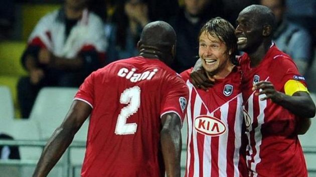 Záložník Girondis Bordeaux Jaroslav Plašil (uprostřed) slaví se svými spoluhráči gól do sítě Juventusu. Záložník Girondis Bordeaux Jaroslav Plašil (uprostřed) slaví se svými spoluhráči gól do sítě Juventusu.
