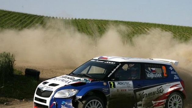 Pavel Valoušek s vozem Škoda Fabia S2000 na trati soutěže v Hustopečích. Pavel Valoušek s vozem Škoda Fabia S2000 na trati soutěže v Hustopečích.