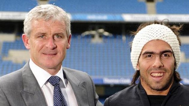 Trenér fotbalistů Manchesteru City Mark Hughes s novou posilou Carlosem Tevézem - ilustrační fotografie Trenér fotbalistů Manchesteru City Mark Hughes s novou posilou Carlosem Tevézem - ilustrační fotografie