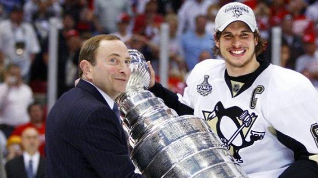 Komisionář NHL Gary Bettman předává Stanley Cup kapitánovi Pittsburghu Sidney Crosbymu. Komisionář NHL Gary Bettman předává Stanley Cup kapitánovi Pittsburghu Sidney Crosbymu.