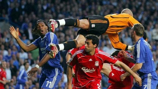 Brankář Pepe Reina (nahoře) zasahuje (ilustrační foto) Brankář Pepe Reina (nahoře) zasahuje (ilustrační foto)