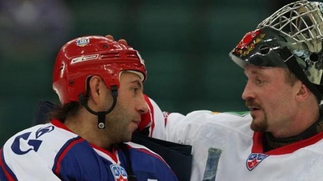Maxim Sušinskij (vlevo) v rozhovoru s brankářem Novokuzněcku Sokolovem Maxim Sušinskij (vlevo) v rozhovoru s brankářem Novokuzněcku Sokolovem