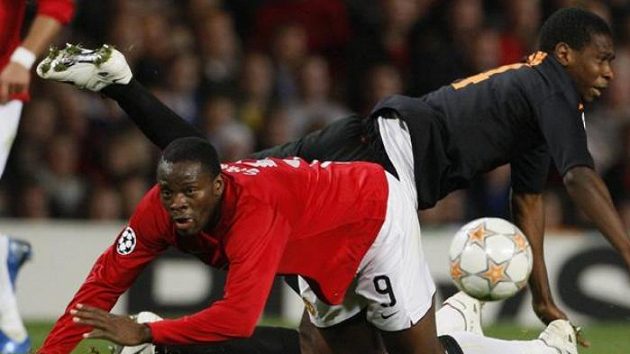 V nefotbalové pozici Louis Saha ještě v dresu Manchesteru United (v červeném) V nefotbalové pozici Louis Saha ještě v dresu Manchesteru United (v červeném)