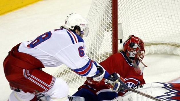 Jaroslav Halák před Jaromírem Jágrem z NY Rangers Jaroslav Halák před Jaromírem Jágrem z NY Rangers