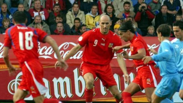 Milan Baroš proníká obranou San Marina. Vzadu přihlíží Jan Koller Milan Baroš proníká obranou San Marina. Vzadu přihlíží Jan Koller