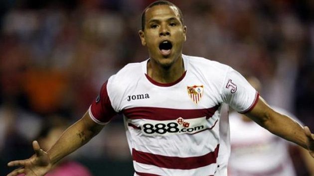Brazilec Luis Fabiano ze Sevilly oslavuje svou branku proti Osasuně. Brazilec Luis Fabiano ze Sevilly oslavuje svou branku proti Osasuně.