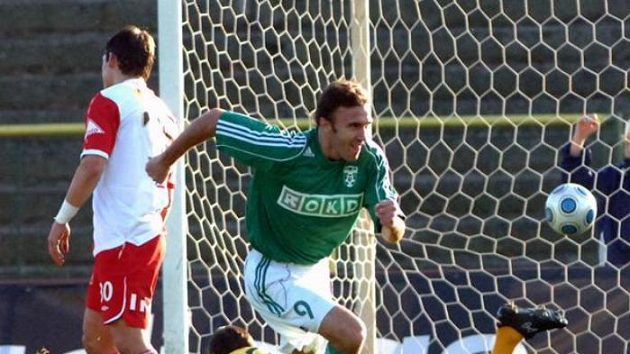 Karvinský fotbalista Marcel Pavlík oslavuje gól v pohárovém utkání proti Slavii. Karvinský fotbalista Marcel Pavlík oslavuje gól v pohárovém utkání proti Slavii.