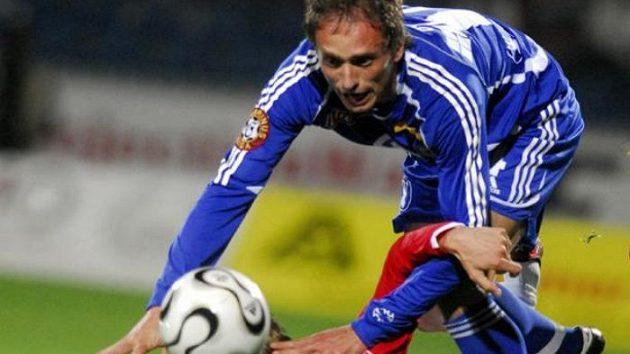 Petr Janda ze Slavie (dole) a René Formánek z domácí Sigmy v utkání první fotbalové ligy. Petr Janda ze Slavie (dole) a René Formánek z domácí Sigmy v utkání první fotbalové ligy.