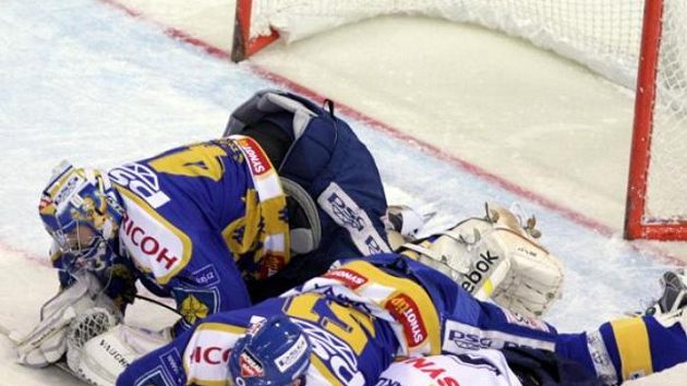 Zlínský obránce Jan Švrček (uprostřed) pacifikuje libereckého Jiřího Hunkese. Zlínský obránce Jan Švrček (uprostřed) pacifikuje libereckého Jiřího Hunkese.