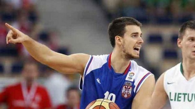 Srbský basketbalista Uroš Tripkovič (vlevo) před Arturasem Jomantasem z Litvy Srbský basketbalista Uroš Tripkovič (vlevo) před Arturasem Jomantasem z Litvy