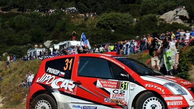 Martin Prokop s vozem Citroën C2 S1600 při loňském ročníku Italské rallye na Sardinii. Martin Prokop s vozem Citroën C2 S1600 při loňském ročníku Italské rallye na Sardinii.