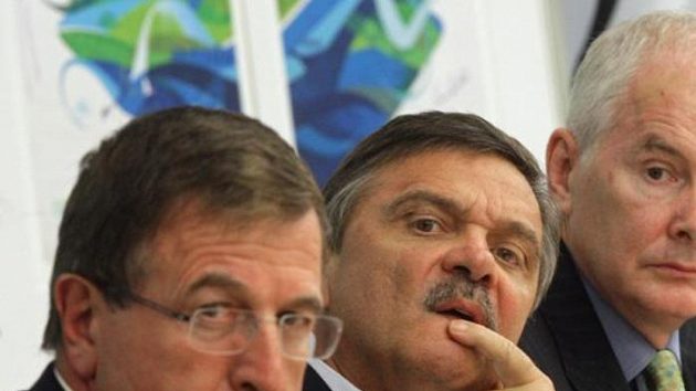 René Fasel (uprostřed) s dalšími členy komise MOV ve Vancouveru René Fasel (uprostřed) s dalšími členy komise MOV ve Vancouveru