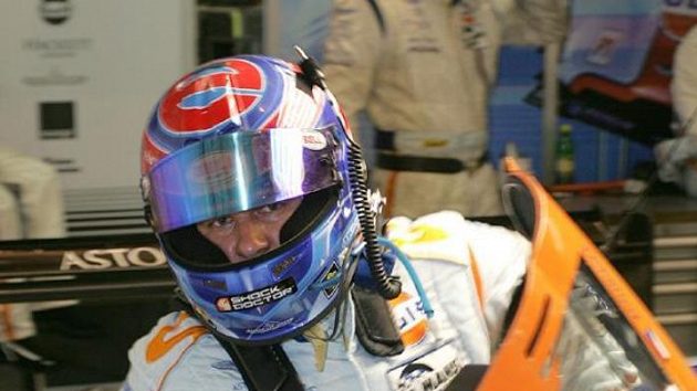 Tomáš Enge yvstupuje z prototypu Aston Martin při tréninku na 24 hodin Le Mans. Tomáš Enge yvstupuje z prototypu Aston Martin při tréninku na 24 hodin Le Mans.
