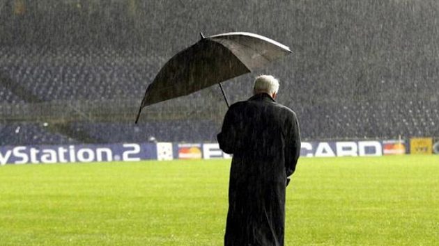 Slavný trenér Bobby Robson už nadobro fotbalové trávníky opustil Slavný trenér Bobby Robson už nadobro fotbalové trávníky opustil