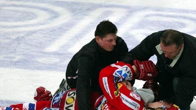Lékaři Slavie ošetřují útočníka Vladimíra Sobotku Lékaři Slavie ošetřují útočníka Vladimíra Sobotku