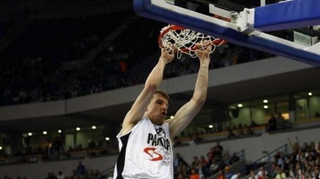Basketbalista Jan Veselý v dresu Partizanu Bělehrad Basketbalista Jan Veselý v dresu Partizanu Bělehrad