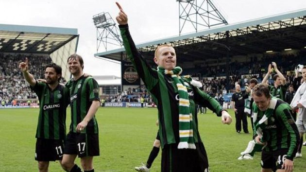 Neil Lennon (uprostřed) ještě jako kapitán Celtiku při oslavách skotského titulu. Neil Lennon (uprostřed) ještě jako kapitán Celtiku při oslavách skotského titulu.